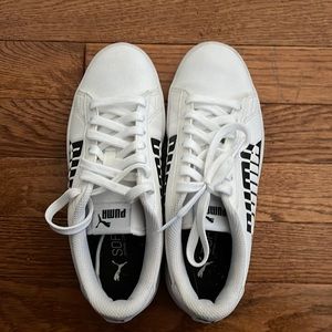 White and black puma logo shoes. In new condition.
